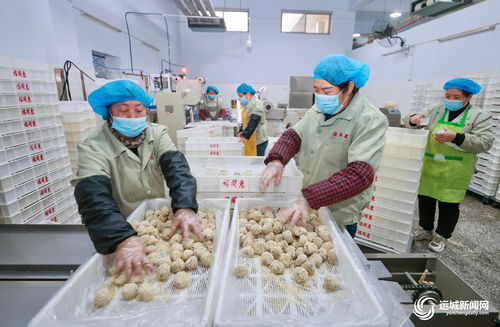 福同惠生產(chǎn)車間內(nèi)制作傳統(tǒng)糕點食品